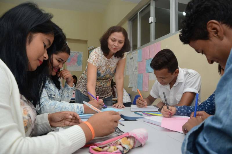 A taxa de distorção idade-série vem decrescendo ano a ano no Pará. É o que confirmam os dados do Censo Escolar da Educação Básica, divulgados pelo Instituto Nacional de Estudos e Pesquisas Educacionais Anísio Teixeira (Inep). Esse indicador da educação nacional mede a taxa de distorção entre a idade e a série na qual o aluno está matriculado, ou seja, é a discrepância de dois anos ou mais entre a idade recomendada para os estudos e a série correspondente. Por exemplo, é considerado em distorção o aluno que tem 8 anos ou mais de idade e cursa o 1º ano do Ensino Fundamental. De acordo com os dados gerados por todas as redes de ensino (pública e privada), em 2017, apurou-se que o Ensino Fundamental paraense registrou uma taxa de distorção de 30,5%, representando uma queda, ao se comparar com o valor de 2010, que era de 40%.
FOTO: ASCOM / SEDUC
DATA: 21.02.2018
BELÉM - PARÁ <div class='credito_fotos'>Foto: ASCOM SEDUC | <a href='/midias/2018/originais/9acae029-e62e-4e16-ba9b-aae874e6af54.jpg' download><i class='fa-solid fa-download'></i> Download</a></div>