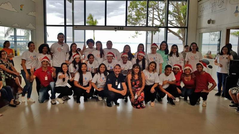 Muita emoção, alegria e diversão marcaram a confraternização de Natal (foto) promovida pelo Centro Integrado de Inclusão e Reabilitação (CIIR), que reuniu centenas de pessoas, no sábado (22). Com a participação de colaboradores, usuários e acompanhantes de pacientes, o evento antecipou o Natal de todos que integram o complexo, inaugurado este ano, e que presta assistência de alta complexidade para Pessoas com Deficiência (PcD) física, mental, intelectual, visual e auditiva. Sem esconder sua emoção, o gestor do Centro de Reabilitação, José Neto, afirma que a primeira confraternização foi além da expectativa. “A emoção tomou conta dos colaboradores, usuários e/ou responsáveis. Foi um misto de harmonia, carinho e alegria que contagiou todos. As pessoas, as apresentações, a festa si, tudo teve muito amor envolvido, evidenciando o verdadeiro espírito de Natal. Aqui, a inclusão se faz plena e sem qualquer diferença".

FOTO: ASCOM / INDSH
DATA: 24.12.2018
BELÉM - PARÁ <div class='credito_fotos'>Foto: ASCOM / INDSH   |   <a href='/midias/2018/originais/9ad5367e-27fa-4383-a455-f994dce715b8.jpg' download><i class='fa-solid fa-download'></i> Download</a></div>