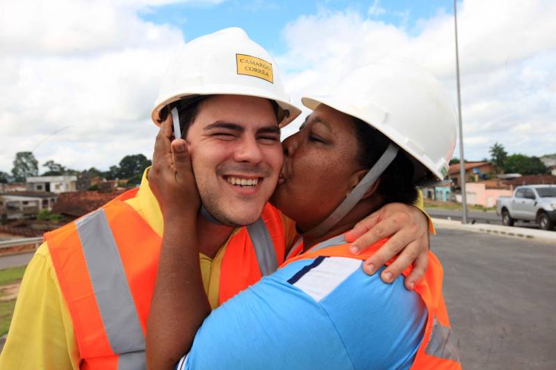 Alunos com deficiência atendidos pela Fundação Pestalozzi do Pará (FPPA) visitaram na manhã desta quinta-feira (3) as obras de prolongamento da Avenida João Paulo II, acompanhados por familiares, pela coordenadora da Fundação, Inês Pereira, e professores da Universidade da Amazônia (Unama), que fizeram a interlocução com o Núcleo de Gerenciamento de Transporte Metropolitano (NGTM), responsável pela obra.
FOTO: ROLDOFO OLIVEIRA / AG. PARÁ
DATA: 03.05.2018
BELÉM - PARÁ <div class='credito_fotos'>Foto: Rodolfo Oliveira/Ag. Pará | <a href='/midias/2018/originais/9ae21cab-5a4b-4413-a186-398ed7bb3720.jpg' download><i class='fa-solid fa-download'></i> Download</a></div>