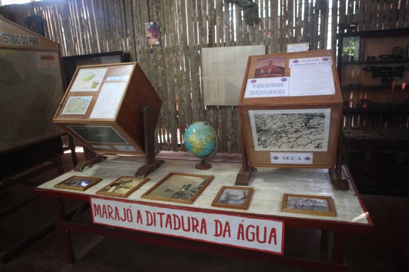 Inspiração para o livro "Chove nos Campos de Cachoeira" do escritor Dalcídio Jurandir, a bela cidade de Cachoeira do Arari, no arquipélago do Marajó, celebrará 185 anos de emancipação política, no próximo dia 10 de maio. Dalcídio morou toda a sua infância no município. A cidade também é o berço de uma das maiores cantoras e compositoras da música paraense, Dona Onete. Esses são alguns detalhes do município, que terá várias ações sociais, cívicas, esportivas e shows culturais, nas comemorações da data de aniversário. A programação se inicia na noite desta terça-feira (08), com a apresentação da banda “Gilmarajoara Bruno Saudade e Cia”. A partir de amanhã, serão ofertados serviços de emissão de documentos, exames de sangue, corte de cabelo, manicure e pedicure, atendimento preventivo odontológico de crianças e até doação de prêmios serão ofertados à população. Os embalos musicais continuam até quinta-feira, 10, com as bandas “Quero Mais”, “Bruno e Trio”, além de muitos grupos locais.
FOTO: RODOLFO OLIVEIRA / ARQUIVO AG. PARÁ
DATA: 03.10.2013
CACHOEIRA DO ARARI - PARÁ <div class='credito_fotos'>Foto: Agência Pará | <a href='/midias/2018/originais/9ae43b89-d0f2-4de7-9a35-8329618bbf5c.jpg' download><i class='fa-solid fa-download'></i> Download</a></div>