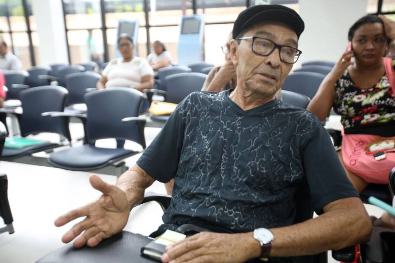 Para assegurar uma gestão eficiente e transparente dos fundos de previdência estadual e garantir a concessão e a manutenção dos benefícios previdenciários, sempre priorizando a proteção do servidor público e de sua família, o governo estadual investe no processo de reestruturação do Instituto de Gestão Previdenciária do Estado do Pará (Igeprev). Na foto, o aposentado Clóvis da Conceição, de 80 anos, já conhece o novo espaço do Igeprev e diz que o atendimento melhorou 100%.

FOTO: CARLOS SODRÉ / AG. PARÁ
DATA: 01.12.2018
BELÉM - PARÁ <div class='credito_fotos'>Foto: CARLOS SODRÉ / AG. PARÁ    |   <a href='/midias/2018/originais/9ae530be-6194-4e77-bf5d-3ede47c5ebda.jpg' download><i class='fa-solid fa-download'></i> Download</a></div>