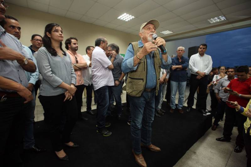 O Governador do Estado, Simão Jatene, também entregou para a região mais de 90 viaturas (foto) , 65 caminhonetes e 27 carros utilitários (pálios weekend), com destaque para duas da patrulha rural e uma para ronda escolar específica para Marabá. O Secretário de Estado de Segurança Pública, Luiz Fernandes, ressaltou que os veículos vão substituir a frota nas regiões sul e sudeste. “Surgiu uma demanda do policiamento rural, e já uma semana depois, por determinação do governador, já trouxemos as viaturas e já temos o policiamento disponível para fazer esse patrulhamento, que vai iniciar na região sudeste, mas se estenderá para a região sul e nordeste do estado. Hoje estamos substituindo toda a frota de veículos da região sul e sudeste, além disso o governador determinou onde tiver policiamento vai ter uma viatura, e já foi apresentado para a região os novos policiais que tomaram posse, nós não temos mais nenhum município sem delegado”, pontuou. Outras conquistas citada pelo Secretário da SEGUP foi o aumento do Núcleo de Apoio à Investigação e a criação de um conselho regional para acompanhar as ações de segurança pública.
FOTO: SIDNEY OLIVEIRA / AG. PARÁ
DATA: 06.04.2018
MARABÁ - PARÁ <div class='credito_fotos'>Foto: Sidney Oliveira/Ag. Pará | <a href='/midias/2018/originais/9ae66f74-2367-46d7-9d1c-abbb45ca39de.jpg' download><i class='fa-solid fa-download'></i> Download</a></div>