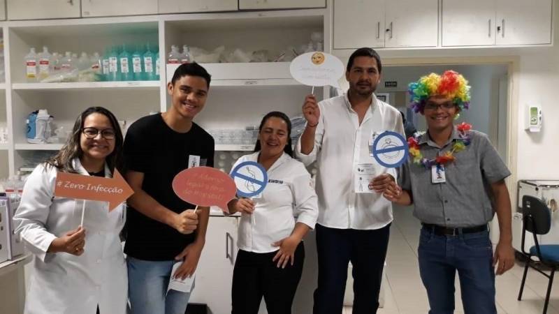 O uso de acessórios ou adereços no ambiente hospitalar pode comprometer a saúde do paciente, caso estejam contaminados com bactérias ou vírus. Também pode ser prejudicial a quem está utilizando ou a outras pessoas que entrem em contato com objetos pessoais contaminados. Para sensibilizar os funcionários das áreas assistenciais e administrativas, o Hospital Jean Bitar (HJB, na foto), em Belém, lançou a campanha “Adorno Zero: Adorno Legal é Fora do Hospital”, visando alertar sobre os riscos do uso de acessórios pessoais no ambiente hospitalar, já que prevenir infecção é uma das grandes metas da instituição.

FOTO: ASCOM / HJB
DATA: 03.12.2018
BELÉM - PARÁ <div class='credito_fotos'>Foto: ASCOM HJB   |   <a href='/midias/2018/originais/9aed9e99-f382-4b74-b787-d8fe31a72b5c.jpg' download><i class='fa-solid fa-download'></i> Download</a></div>