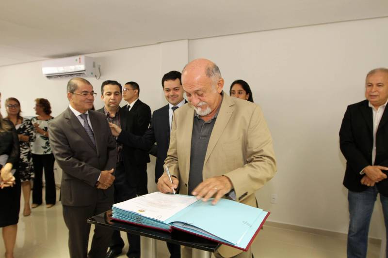 Durante a cerimônia de entrega do novo prédio, o governador assinou três Projetos de Lei. O primeiro cria a Lei de Educação Ambiental do Estado, desenvolvida na própria Semas. O segundo cria o Gerenciamento Costeiro do Estado e o terceiro institui uma gratificação aos servidores da secretaria.
FOTO: CRISTINO MARTINS / AG. PARÁ
DATA: 16.03.2018
BELÉM - PARÁ <div class='credito_fotos'>Foto: Cristino Martins/Ag. Pará | <a href='/midias/2018/originais/9af70581-8dfb-4545-bf26-50b3ce203b6a.jpg' download><i class='fa-solid fa-download'></i> Download</a></div>