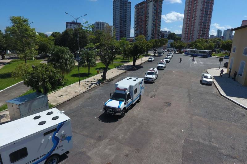 A Superintendência do Sistema Penitenciário do Estado (Susipe) renovou a frota de viaturas com a aquisição de seis caminhões-cela, quatro caminhões tipo furgão e 30 caminhonetes. Os veículos (foto) foram adquiridos por meio de parceria entre a Susipe e o Departamento Penitenciário Nacional (Depen), do Ministério da Segurança, e da Secretaria de Estado de Segurança Pública e Defesa Social (Segup). O investimento nos novos veículos é superior a R$ 2,7 milhões, sendo R$ 1.283.491,20 referentes à aquisição de 30 caminhonetes, que fazem parte da frota locada, substituída a cada dois anos, e R$ 1.449.000,00 foram destinados à compra dos seis caminhões - recursos do Fundo Penitenciário Nacional (Funpen), repassados à Susipe. A frota também passa a contar com quatro caminhões tipo furgão, doados pelo Depen.
FOTO: AKIRA ONUMA / ASCOM SUSIPE
DATA: 21.06.2018
BELÉM - PARÁ <div class='credito_fotos'>Foto: Akira Onuma / Ascom Susipe | <a href='/midias/2018/originais/9af7ab36-a3cc-4eb7-9087-c9a695835e4b.jpg' download><i class='fa-solid fa-download'></i> Download</a></div>