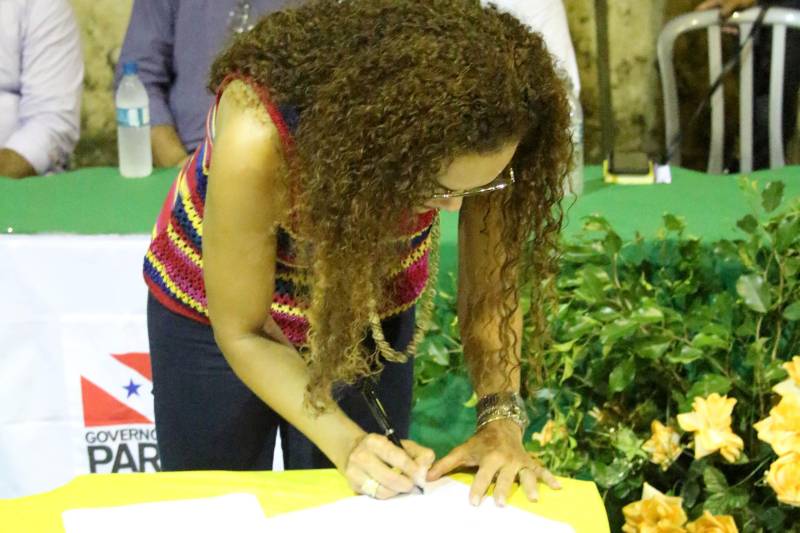 “É mais um município que visitamos, com mais entregas que resultam de uma agenda fortalecedora dos Municípios Sustentáveis. Além do convênio assinado hoje, temos as obras de asfalto na cidade que estão prestes a serem iniciadas, tudo pactuado com o município em uma agenda que se fortalece permanentemente em grande parceria do Governo do Pará, através da Semsu, prefeitura municipal e Assembleia Legislativa”, afirmou a secretária de Municípios Sustentáveis, Izabela Jatene (foto), que seguiu para o município de São Domingos do Araguaia, onde foi assinado o convênio, no valor de R$ 1.560.000,00, para a reforma e ampliação da Escola Estadual Elza Maria Corrêa Dantas.
FOTO: ANTONIO MACEDO / DIVULGAÇÃO
DATA: 09.05.2018
BREJO GRANDE DO ARAGUAIA - PARÁ <div class='credito_fotos'>Foto: ANTONIO MACEDO / DIVULGAÇÃO | <a href='/midias/2018/originais/9afba452-c4e9-4ee6-8096-43cff15e056a.jpg' download><i class='fa-solid fa-download'></i> Download</a></div>
