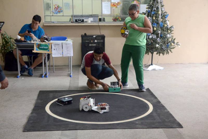 Agentes potenciais para transformação social, alunos da rede estadual participaram da I TechCamp Pará, uma iniciativa voltada à aprendizagem ativa, que engloba projetos e desafios nas áreas de ciência, tecnologia, engenharia e matemática. A apresentação dos projetos ocorreu nesta sexta-feira (14), na Escola Estadual Augusto Meira, em Belém, e reuniu mais de mil pessoas.

FOTO: ASCOM SEDUC
DATA: 13.12.2018
BELÉM - PARA <div class='credito_fotos'>Foto: ASCOM SEDUC   |   <a href='/midias/2018/originais/9b002708-2f80-4270-9bf6-426f5be7f09a.jpg' download><i class='fa-solid fa-download'></i> Download</a></div>