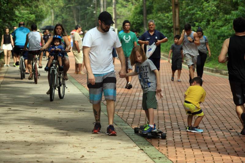 Neste primeiro feriado após a reabertura do Parque ao público, no último dia 16, o movimento no Peut foi grande, principalmente entre famílias e esportistas. Gente de todas as idades aproveitou a estrutura, segurança e tranquilidade do local para praticar seu esporte favorito. Bicicletas, patins e skate disputavam espaço em meio aos quatro quilômetros de percurso da pista principal.
FOTO: CARLOS SODRÉ / AG. PARÁ
DATA: 30.03.2018
BELÉM - PARÁ <div class='credito_fotos'>Foto: CARLOS SODRÉ / AG. PARÁ | <a href='/midias/2018/originais/9b0de01f-19ad-47e1-9a30-f04045dda95c.jpg' download><i class='fa-solid fa-download'></i> Download</a></div>