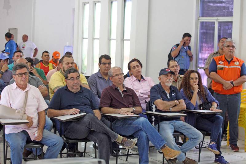 O Governador do Pará, Simão Jatene, esteve durante esta sexta-feira (13) no município de Paragominas. Além de visitar as áreas afetadas pela enxurrada que ocorreu na madrugada da quinta-feira (12), ele conversou com moradores atingidos, reuniu com autoridades municipais, secretários de estado, com o Corpo de Bombeiros e a Defesa Civil para traçar as metas e ações a serem cumpridas para restabelecer a normalidade na cidade. A forte enxurrada, que durou toda a madrugada, alagou cerca de 40% da cidade e atingiu 350 famílias. Até o momento, 13 locais foram adequados para funcionar como abrigo, entre escolas, associações, ginásios, entre outros, para receber desabrigados e desalojados.

FOTO: SIDNEY OLIVEIRA / AG. PARÁ
DATA: 13.04.2018
PARAGOMINAS - PARÁ <div class='credito_fotos'>Foto: Sidney Oliveira/Ag. Pará   |   <a href='/midias/2018/originais/9b200f06-4f55-4889-b5d4-3059ca88a248.jpg' download><i class='fa-solid fa-download'></i> Download</a></div>