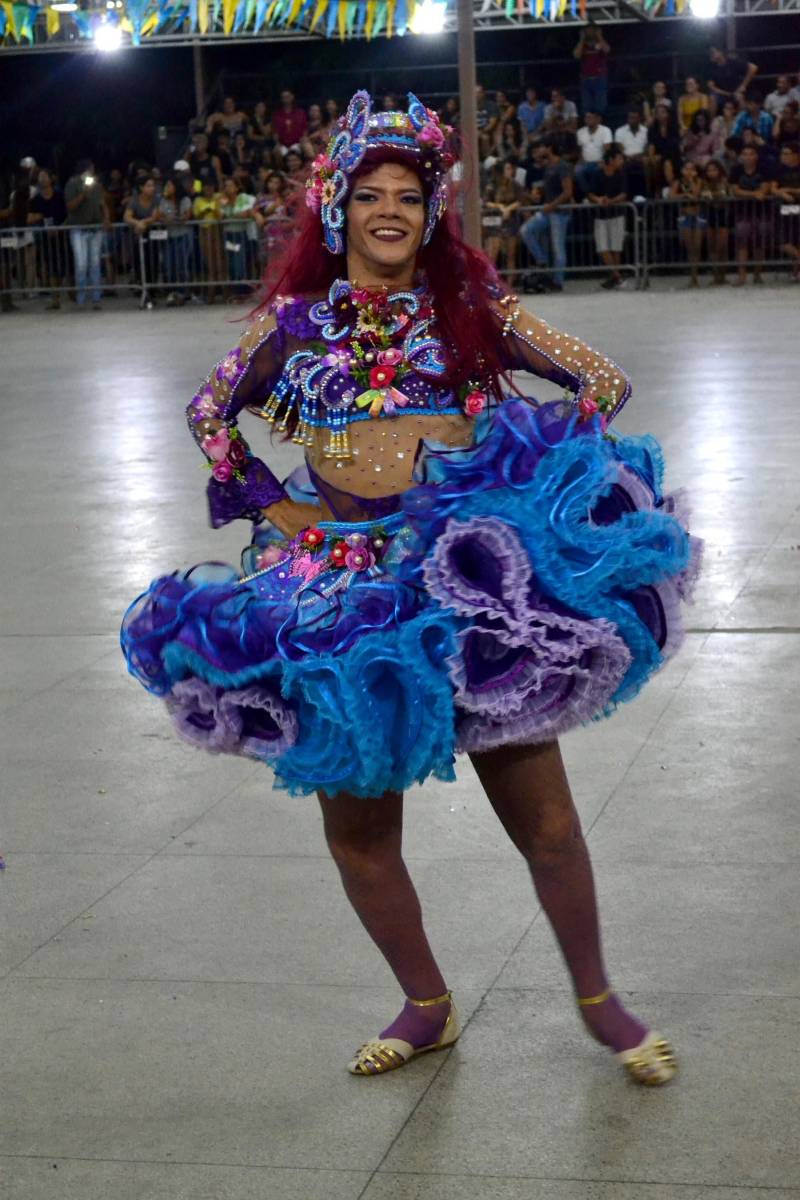 Hoje é um dia especial para a comunidade LGBT no Arraial de Todos os Santos 2018 no Centur, sede da Fundação Cultural do Pará (FCP). Às 21h desta quarta-feira, 27 de Junho, será realizado o já tradicional concurso Miss Caipira MIX 2018, uma disputa de Misses voltada para Travestis, Drag Queens e Mulheres Trans. Serão mais de 40 apresentações, sendo um dos pontos altos do arraial, para fechar a noite com muitas cores e purpurina. O concurso tem o mesmo formato e critérios de avaliação que o das outras misses, como coreografia e figurino por exemplo. Stefane Sampaio, Miss MIX 2017, se apresentou pela primeira vez ano passado e já saiu vitoriosa. “Chegar assim e ganhar, mesmo tendo pessoas com mais de oito anos de concurso foi muito bom”, disse ela. Para Stefane, isso se dá pela sua formação em Balé Clássico. “Sou dançarina e isso fez a diferença entre as outras, acredito”. Na foto, apresentação do concurso Miss Caipira Mix 2017.
FOTO: ARQUIVO / ASCOM FCP
DATA: 24.06.2017
BELÉM - PARÁ <div class='credito_fotos'>Foto: ASCOM FCP | <a href='/midias/2018/originais/9b2a9eb4-28a3-4b0c-867b-d790d248134d.jpg' download><i class='fa-solid fa-download'></i> Download</a></div>