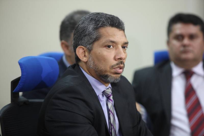 Um total de seis equipes da Divisão de Homicídios do Pará, vinculada à Polícia Civil, estão em atuação nas investigações sobre as mortes e tentativas de homicídios ocorridas no Tapanã, na noite de 29/10. No total, 11 inquéritos foram instaurados nas investigações. Os primeiros levantamentos sobre os crimes foram realizados ainda nea segunda-feira (30), nas áreas dos crimes. Nos próximos dias, novos depoimentos serão coletados e a Polícia Civil deve dar novas informações sobre o andamento das investigações, segundo afirmaram os dirigentes da segurança durante entrevista coletiva com os representantes do Sistema de Segurança Pública do Estado do Pará, na manhã desta terça-feira, 30, na sede da Delegacia Geral. Participaram da coletiva de imprensa o titular da Secretaria de Estado de Segurança Pública (Segup), Luiz Fernandes, o Delegado-Geral do Estado, Claudio Galeno (foto) e o Comandante Geral da Polícia Militar, Hilton Benigno, entre outros.
FOTO: RODOLFO OLIVEIRA / AG. PARÁ
DATA: 30.10.2018
BELÉM - PARÁ <div class='credito_fotos'>Foto: Rodolfo Oliveira/Ag. Pará | <a href='/midias/2018/originais/9b2b012f-7440-47dc-94f0-99864d4f2a68.jpg' download><i class='fa-solid fa-download'></i> Download</a></div>