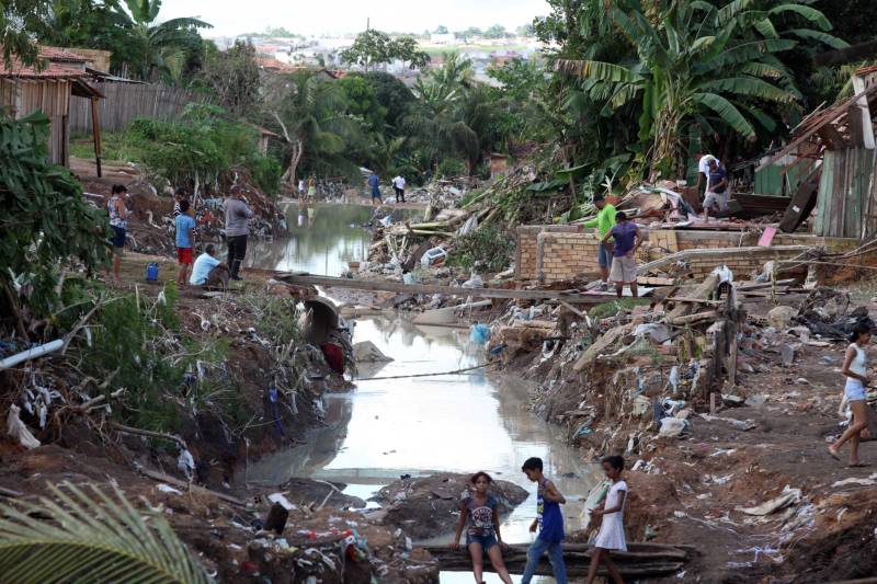 O Governador do Pará, Simão Jatene, esteve durante esta sexta-feira (13) no município de Paragominas. Além de visitar as áreas afetadas pela enxurrada que ocorreu na madrugada da quinta-feira (12), ele conversou com moradores atingidos, reuniu com autoridades municipais, secretários de estado, com o Corpo de Bombeiros e a Defesa Civil para traçar as metas e ações a serem cumpridas para restabelecer a normalidade na cidade. A forte enxurrada, que durou toda a madrugada, alagou cerca de 40% da cidade e atingiu 350 famílias. Até o momento, 13 locais foram adequados para funcionar como abrigo, entre escolas, associações, ginásios, entre outros, para receber desabrigados e desalojados.

FOTO: SIDNEY OLIVEIRA / AG. PARÁ
DATA: 13.04.2018
PARAGOMINAS - PARÁ <div class='credito_fotos'>Foto: Sidney Oliveira/Ag. Pará   |   <a href='/midias/2018/originais/9b2d5f23-cc12-4293-8f8a-2d47f6dd1adf.jpg' download><i class='fa-solid fa-download'></i> Download</a></div>