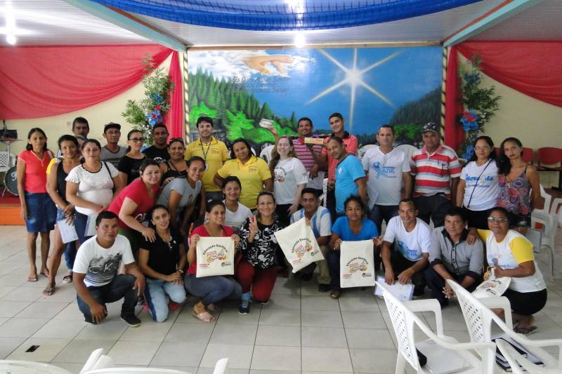 Conscientizar a população para adoção de medidas que contribuam para a prevenção e controle da raiva foi o objetivo da ação educativa realizada pela Agência de Defesa Agropecuária do Estado do Pará (Adepará) nos municípios de Melgaço, Portel e Breves, localizados no Arquipélago do Marajó. A ação, que ocorreu no período de 4 a 8 de junho, foi voltada para estudantes, produtores, agentes comunitários de saúde e a comunidade em geral. Foram realizadas reuniões de padronização com servidores das unidades locais da Adepará, entrevista em rádio e TV, palestras nas escolas e nas comunidades e oficina para os agentes comunitários de saúde. Ao todo, participaram das oficinas 160 agentes comunitários e mais de 250 estudantes de nível fundamental e médio.
FOTO: ASCOM ADEPARÁ
DATA: 08.05.2018
MELGAÇO - PARÁ <div class='credito_fotos'>Foto: ASCOM ADEPARÁ | <a href='/midias/2018/originais/9b325399-d498-47f3-8ac5-96b18fad0cd1.jpg' download><i class='fa-solid fa-download'></i> Download</a></div>