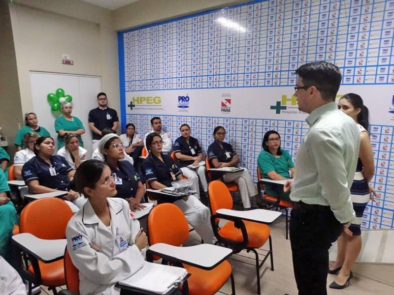 A II Semana Multiprofissional do Hospital Público Estadual Galileu (HPEG), em Belém, alia ensinamentos teóricos a atividades lúdicas para testar os conhecimentos dos profissionais da instituição. A programação, que prossegue até sexta-feira (18), promove desde debates sobre administração segura de medicamentos potencialmente perigosos a brincadeiras, que mobilizam quase 90 funcionários. O evento também é alusivo a datas importantes do calendário da área da Saúde comemoradas em maio, como o Dia do Enfermeiro (12), Dia Nacional do Controle de Infecção Hospitalar (15), Dia do Assistente Social (15) e Dia do Técnico de Enfermagem (20). O tema escolhido este ano para a Semana foi ‘Medicação Segura: Prática de quem Cuida com Amor’.
FOTO: ASCOM / HPEG
DATA: 17.05.2018
BELÉM - PARÁ <div class='credito_fotos'>Foto: ASCOM / HPEG | <a href='/midias/2018/originais/9b3ea4db-d68d-4054-bdf5-d3aa3b299996.jpg' download><i class='fa-solid fa-download'></i> Download</a></div>