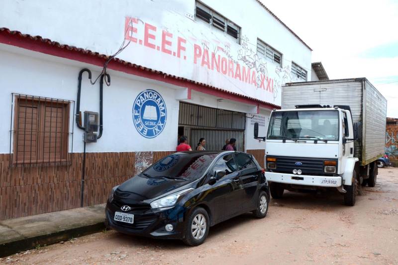 A Escola Estadual Panorama XXI, no bairro da Cabanagem, em Belém, recebeu, na manhã desta quarta-feira (11), 110 carteiras escolares. Foi a primeira entrega de um quantitivo de 7.990 carteiras escolares que começam a ser distribuidas às escolas estaduais. A Seduc recebeu 710 carteiras do modelo universitário. Nos próximos dias chegarão do Rio de Janeiro novas remessas. Na Escola Panorama XXI estudam 750 alunos do Ensino Fundamental Maior (6º ao 9º ano) e da 3ª e 4ª etapa da Educação de Jovens e Adultos (EJA). As aulas foram retomadas na tarde de hoje. A diretora Ercília Oliveira disse que o calendário escolar será reorganizado para recuperar os dias perdidos de aulas.
FOTO: ELISEU DIAS / ASCOM SEDUC
DATA: 11.04.2018
BELÉM - PARÁ <div class='credito_fotos'>Foto: Eliseu Dias / Ascom Seduc | <a href='/midias/2018/originais/9b473665-f8c1-43f9-84de-0c9668058ced.jpg' download><i class='fa-solid fa-download'></i> Download</a></div>