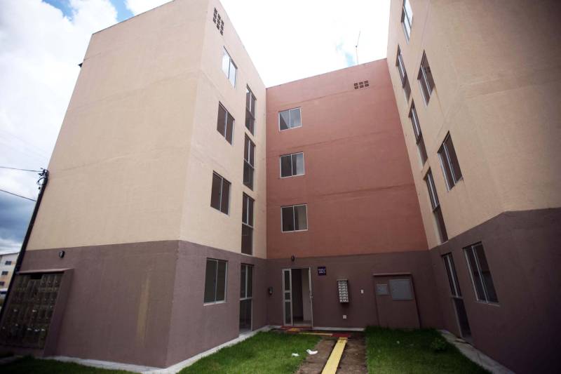 O governo do Pará, por meio da Companhia de Habitação do Pará (Cohab) entregou, neste sábado (24), as chaves dos 4 mil apartamentos do Residencial Viver Melhor Marituba. O local passa a ser, agora, a moradia de mais de 15 mil pessoas que aguardavam pelo empreendimento. Desde o início da manhã, servidores da Cohab estavam a postos, na quadra de esportes do Residencial, organizando a entrega das chaves dos apartamentos. A Companhia de Saneamento do Pará (Cosanpa) também atendia os novos moradores, que já podiam realizar o cadastro de suas unidades de consumo para ligação do fornecimento de água.
FOTO: THIAGO GOMES / AG PARÁ
DATA: 24.02.2018
MARITUBA - PARÁ <div class='credito_fotos'>Foto: Thiago Gomes /Ag. Pará | <a href='/midias/2018/originais/9b48dee9-ac77-4075-a897-7876d4d0fdc6.jpg' download><i class='fa-solid fa-download'></i> Download</a></div>