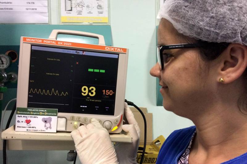 Com o objetivo de seguir as orientações baseadas em evidências científicas sobre o uso de oxigênio em neonatologia, juntamente com unidades internacionais, o Hospital Regional do Sudeste do Pará - Dr. Geraldo Veloso (HRSP), em Marabá, aderiu ao Projeto 'Coala: Controlando Oxigênio Alvo Ativamente'.

FOTO: ASCOM HRSP
DATA: 29.11.2018
MARABÁ - PARÁ <div class='credito_fotos'>Foto: ASCOM HRSP   |   <a href='/midias/2018/originais/9b49ec76-0aa0-47ef-b3bc-469a38eff974.jpg' download><i class='fa-solid fa-download'></i> Download</a></div>