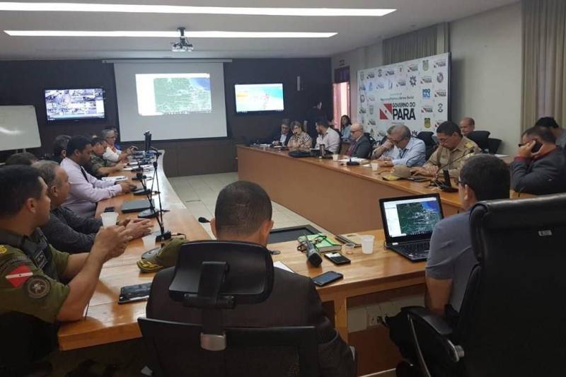 Em reunião realizada na manhã desta segunda-feira (28), na sede da Secretaria de Segurança Pública e Defesa Social do Pará (Segup), órgãos da área de segurança do Estado e de serviços essenciais definiram estratégias de enfrentamento à crise provocada pela greve dos caminhoneiros.

FOTO: ASCOM SEGUP
DATA: 28.05.2018
BELÉM - PARÁ <div class='credito_fotos'>Foto: Rodolfo Oliveira/Ag. Pará   |   <a href='/midias/2018/originais/9b4a1cd4-a8eb-4c4d-9410-3fe0c9046af6.jpg' download><i class='fa-solid fa-download'></i> Download</a></div>