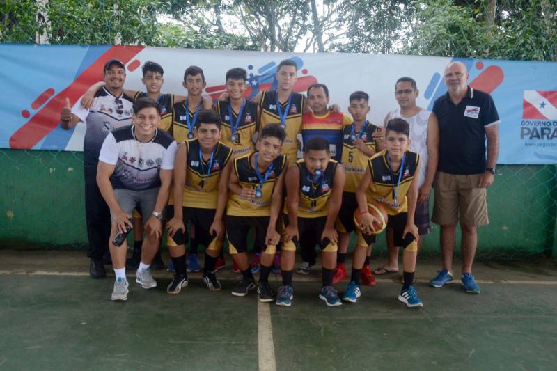 Criado nos Estados Unidos no início da década de 1890, o basquete é a modalidade que apontou os primeiros times campeões da terceira etapa regional dos Jogos Estudantis Paraenses (JEPs), em Igarapé-Açú. Na sexta-feira (18), os times de basquete masculino de Maracanã e o feminino de Castanhal conquistaram os primeiros lugares e são os campeões que vão disputar a etapa Estadual, em junho. Ao redor da quadra de esportes da Escola Cônego Calado, a torcida estava posicionada para acompanhar as partidas que anunciariam os medalhistas do basquete. A primeira disputa foi entre os times de Maracanã (foto) e Castanhal, na categoria "A" (de 12 a 14 anos). Cada ponto marcado era comemorado pela torcida, que ao final do quarto tempo, pode celebrar a conquista do município de Maracanã, com placar de 21 pontos, contra 15 de Castanhal.
FOTO: RAI PONTES / ASCOM SEDUC
DATA: 19.05.2018
IGARAPÉ-AÇÚ - PARÁ <div class='credito_fotos'>Foto: Rai Pontes/Ascom Seduc | <a href='/midias/2018/originais/9b4f2b78-088f-446d-8222-684e849a3d16.jpg' download><i class='fa-solid fa-download'></i> Download</a></div>