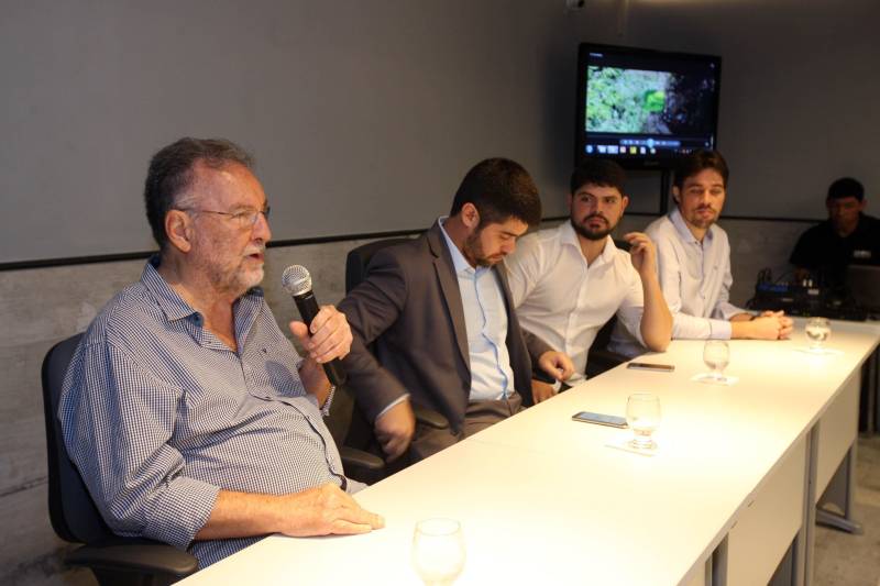Jornalistas, influenciadores digitais e membros da sociedade civil organizada participaram, nesta quinta-feira (15), da visita guiada ao Parque Estadual do Utinga (Peut) que será inaugurado na sexta-feira (16), às 16h30. Os convidados foram recebidos pelo secretário estadual de Cultura, o arquiteto Paulo Chaves (foto); pelo presidente do Ideflor-bio, Thiago Novaes; pelo gerente do Peut, Julio Meyer; pelo secretário de comunicação, Daniel Nardin e pelo representante da diretoria da Unidade de Conservação do Parque, Wendel Andrade. O evento começou às 9h com a apresentação das melhorias feitas no espaço durante as obras, dos serviços que funcionarão no local e de algumas normas de utilização desse novo equipamento.
FOTO: SIDNEY OLIVEIRA / AG. PARÁ
DATA: 15.03.2018
BELÉM - PARÁ <div class='credito_fotos'>Foto: Sidney Oliveira/Ag. Pará | <a href='/midias/2018/originais/9b578554-de07-433c-9046-a5f1abc56ab3.jpg' download><i class='fa-solid fa-download'></i> Download</a></div>