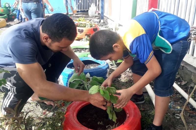 A Escola Estadual de Ensino Fundamental Lar de Maria, localizada no bairro de São Brás, em Belém, foi agraciada, em 2012, com um Espaço de Leitura Livro Solidário, do projeto de incentivo à leitura Livro Solidário, coordenando pela Imprensa Oficial do Estado (IOE) e Núcleo de Articulação e Cidadania (NAC). De lá pra cá, várias ações com foco na leitura foram realizadas. A última ocorreu no último dia 7 de dezembro, com a culminância do projeto #aboaalimentaçãoéasolução.  

FOTO: ASCOM IOEPA
DATA: 13.12.2018
BELÉM - PARÁ <div class='credito_fotos'>Foto: ASCOM IOE   |   <a href='/midias/2018/originais/9b5c4a6d-9565-4c35-b3c7-b9d40af64e83.jpg' download><i class='fa-solid fa-download'></i> Download</a></div>