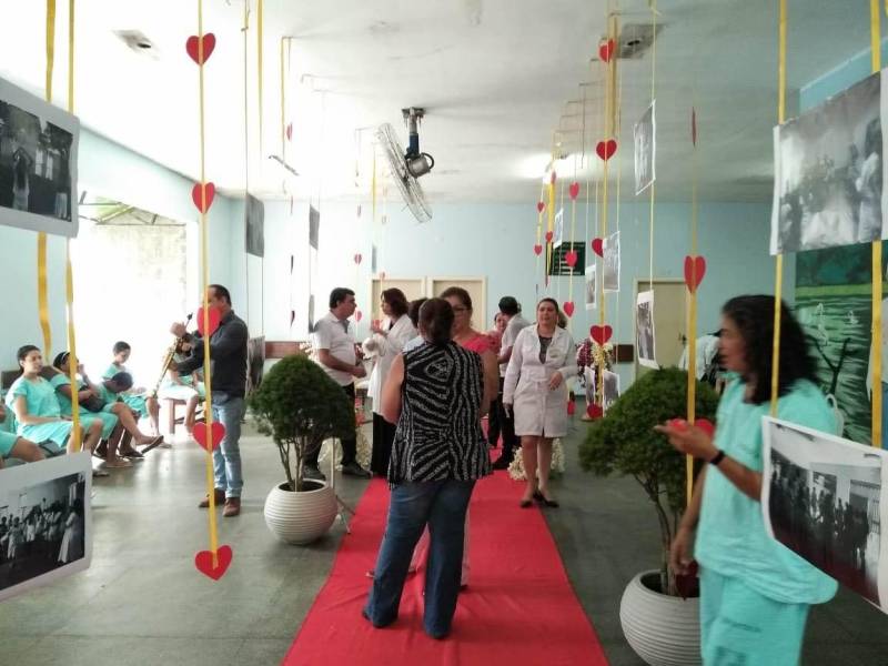Um momento de alegria, marcado pela curiosidade da mão que busca entender as linhas da imagem. O cotidiano dos pacientes atendidos no Setor de Internação Breve (SIB), da Fundação Hospital de Clínicas Gaspar Vianna (FHCGV), está retratado na exposição de 21 fotos, aberta nesta sexta-feira (18). O evento, que teve apresentação musical (foto) e bolo, marcou o Dia Nacional da Luta Antimanicomial - 18 de Maio, instituído em 1987 após manifesto público a favor da extinção dos manicômios, durante o II Congresso Nacional de Trabalhadores da Saúde Mental, realizado na cidade de Bauru, interior de São Paulo. A ação dos profissionais da saúde mental deu início ao Movimento da Reforma Psiquiátrica, com o objetivo de humanizar o atendimento oferecido aos pacientes em sofrimento mental, buscando a garantia da cidadania de usuários e familiares, historicamente discriminados e excluídos.
FOTO: ASCOM / HCGV
DATA: 18.05.2018
BELÉM - PARÁ <div class='credito_fotos'>Foto: ASCOM HCGV | <a href='/midias/2018/originais/9b6596a3-5481-4680-964a-2de0e264d505.jpg' download><i class='fa-solid fa-download'></i> Download</a></div>