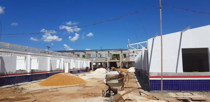 Para avaliar o andamento da obra da Escola Estadual de Ensino Fundamental e Médio Deocleciano Alves Moreira (foto), em Conceição do Araguaia, alunos montaram uma comissão de fiscalização. Mensalmente eles visitam as novas instalações da escola como explica Diego Rian Morais. Como a escola precisava de uma grande reforma, ela está sendo reconstruída. De acordo com o mestre de obras, Lindomar Alves, a obra está na reta final, em fase de acabamento, e deve ser entregue no máximo em 90 dias. Um investimento do Governo do Estado, com financiamento do Banco Interamericano de Desenvolvimento, de R$ 4.947.446,37.
FOTO: KÉLIA SANTOS / ASCOM CRGSP
DATA: 14.06.2018
CONCEIÇÃO DO ARAGUAIA - PARÁ <div class='credito_fotos'>Foto: KÉLIA SANTOS / ASCOM CRGSP | <a href='/midias/2018/originais/9b68ebf7-6af4-447e-abce-d0c6b9a3b884.jpg' download><i class='fa-solid fa-download'></i> Download</a></div>