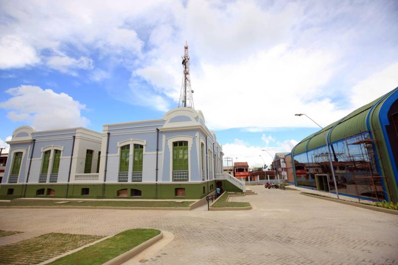 A inauguração do Liceu de Música de Bragança, neste dia 15, pode ser entendida como acontecimento de rotina de governo, mas a entrega das instalações, que ocupam um prédio da primeira metade do século passado, e um teatro contemporâneo, tem um significado para além dos acontecimentos de agenda da administração pública.

FOTO: MÁCIO FERREIRA / AG. PARÁ
DATA: 14.12.2018
BRAGANÇA - PARÁ <div class='credito_fotos'>Foto: MÁCIO FERREIRA/ AG. PARÁ   |   <a href='/midias/2018/originais/9b68ee5b-2903-4a5c-accc-2ba73bc1cb2a.jpg' download><i class='fa-solid fa-download'></i> Download</a></div>