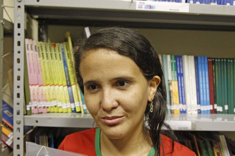 Patrícia Macena Valadares (foto) casou recentemente e precisava tirar a segunda via da carteira de identidade, já com o sobrenome do marido. Na manhã desta sexta-feira, 23, ela e cerca de 300 pessoas aproveitaram a ação “Prevenção é Segurança”, realizada pela Secretaria de Estado de Segurança Pública e Defesa Social (Segup), para ficar em dia com a documentação.
FOTO: AKIRA ONUMA / ASCOM SUSIPE
DATA: 23.03.2018
BELÉM - PARÁ <div class='credito_fotos'>Foto: Akira Onuma / Ascom Susipe | <a href='/midias/2018/originais/9b737b4a-f24a-4ccf-a481-883a281496ce.jpg' download><i class='fa-solid fa-download'></i> Download</a></div>