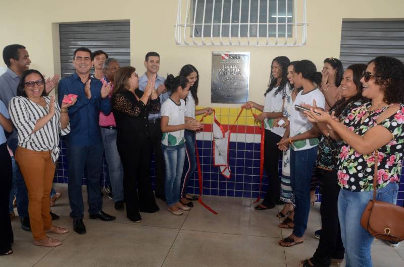 O ano letivo de 2019 no município de Conceição da Araguaia, no sudeste do Pará, vai contar com uma escola reestruturada de Ensino Médio. É a “Professora Deocleciano Alves Moreira” (foto), na avenida Carajás Sá, S/N, no bairro São Luís II. A unidade de ensino passou por obras de reforma e ampliação. A secretária de Estado de Educação, Ana Claudia Serruya Hage, participou da entrega dos serviços, nesta quinta-feira (27). A obra na escola teve financiamento do Banco Interamericano de Desenvolvimento (BID), em um investimento de R$ 5.811.204,58. O projeto faz parte do Programa de Melhoria da Qualidade e Expansão da Cobertura da Educação Básica do Estado do Pará, preconizado pela Seduc no Pacto pela Educação.

FOTO: FERNANDO NOBRE / ASCOM SEDUC
DATA: 27.12.2018
CONCEIÇÃO DO ARAGUAIA - PARÁ <div class='credito_fotos'>Foto: FERNANDO NOBRE/ASCOM SEDUC   |   <a href='/midias/2018/originais/9b757f88-a9a6-41be-825e-f37b83fd7294.jpg' download><i class='fa-solid fa-download'></i> Download</a></div>