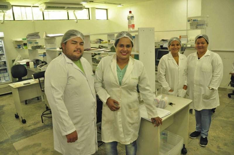 Desde novembro de 2017, o Laboratório Central do Estado (Lacen-PA) é responsável no Pará pelo Programa de Triagem Neonatal (PTN), conhecido como teste do pezinho, que antes era feito pelo Laboratório de Pesquisa e Apoio Diagnóstico (Lapad), da Universidade do Estado do Pará (Uepa). Atualmente, o Pará está habilitado na Fase III do PTN, que abrange análises para diagnóstico de quatro doenças - hipotireoidismo congênito, fenilcetonúria, doença falciforme e fibrose cística. O período ideal para realização do exame é entre o terceiro e o quinto dia após o nascimento da criança. O procedimento é fundamental para o diagnóstico precoce dessas doenças congênitas e metabólicas, que podem ter consequências graves para o desenvolvimento da criança.
FOTO: JOSÉ PANTOJA / ASCOM SESPA
DATA: 11.04.2018
BELÉM - PARÁ <div class='credito_fotos'>Foto: José Pantoja / Ascom Sespa | <a href='/midias/2018/originais/9b78b059-cbcd-434a-aee2-03ec22f0613b.jpg' download><i class='fa-solid fa-download'></i> Download</a></div>