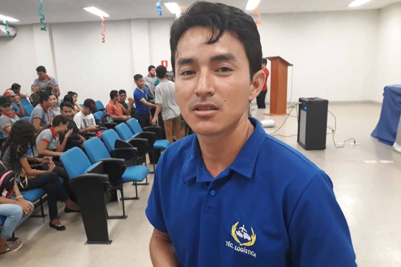 "Hoje recebo mais um certificado pela conclusão de curso realizado aqui na Escola Técnica e não quero parar. Estar qualificado é muito bom. A gente se sente mais preparado", garante o jovem Jean Lucas, 25 anos, dono de três certificados pela Escola Técnica do Estado do Pará (EETEPA) - Polo Santarém nos cursos de Fiscalização Ambiental, Agente de Informações Turísticas e o último em Segurança no Trabalho na Construção Civil. Ele se juntou a outros 320 alunos que tiveram a satisfação de concluir seus cursos. Agora, são 705 novos profissionais formados pela instituição, devidamente aptos a ocupar uma vaga no disputado mercado de trabalho. Esta é a segunda cerimônia de formatura realizada no auditório da Escola Técnica, em Santarém, na região oeste. A primeira foi realizada com uma turma de 384 concluintes, em outubro de 2017. Na foto, o estudante Arlan Pedroso, 27 anos.
FOTO: SAMUEL ALVARENGA / ASCOM CRGBA
DATA: 14.06.2018
SANTARÉM - PARÁ <div class='credito_fotos'>Foto: SAMUEL ALVARENGA / ASCOM CRGBA | <a href='/midias/2018/originais/9b7b6f6e-b3a5-4877-80b7-1de8c324c716.jpg' download><i class='fa-solid fa-download'></i> Download</a></div>