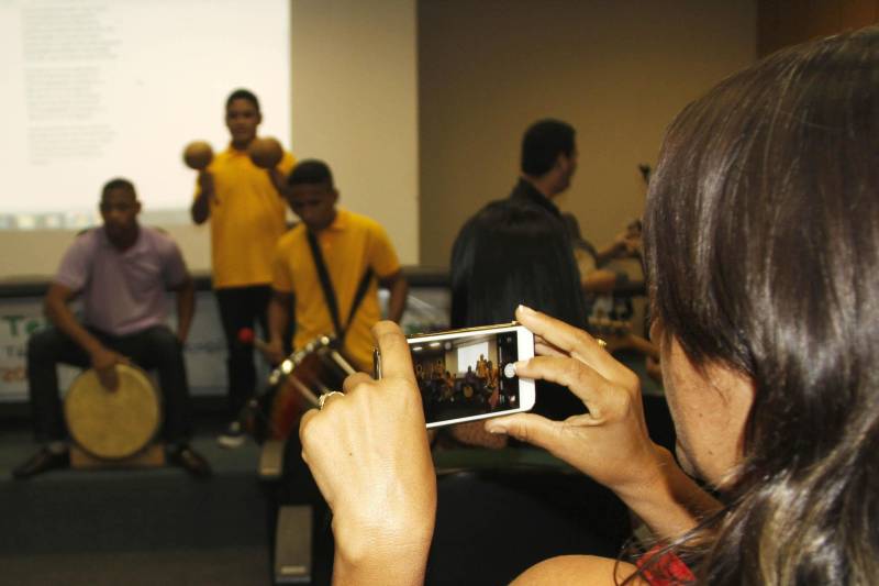 Profissionais que trabalham na Fundação de Atendimento Socioeducativo do Pará (Fasepa) participaram nesta sexta-feira (06), na Escola de Governança Pública do Estado do Pará (EGPA), em Belém, do último dia do encontro Diálogo Temático: “Construindo Novos Parâmetros Técnicos na Socioeducação”, que buscou sistematizar as diretrizes metodológicas do atendimento socioeducativo e reavaliar fluxos de trabalho, para ampliar a qualidade do atendimento socioeducativo. O evento contou com a participação de todos os representantes que atuam nas unidades socioeducativas da Região Metropolitana de Belém, de Marabá (na região sudeste) e Santarém (no oeste). A partir de algumas dinâmicas, os profissionais socializaram desafios e propuseram diferentes possibilidades na mediação e resolução de conflitos dentro das especialidades de cada um, seja em internação, internação provisória e semiliberdade. Após o encontro, um guia técnico será elaborado e vai nortear alguns procedimentos pedagógicos, visando melhorar os indicadores do atendimento socioeducativo no Estado.
FOTO: FRANKLIN SALVADOR / ASCOM FASEPA
DATA: 06.04.2018
BELÉM - PARÁ <div class='credito_fotos'>Foto: FRANKLIN SALVADOR / ASCOM FASEPA | <a href='/midias/2018/originais/9b7ebc15-ca54-402f-8a14-5659dcd45526.jpg' download><i class='fa-solid fa-download'></i> Download</a></div>