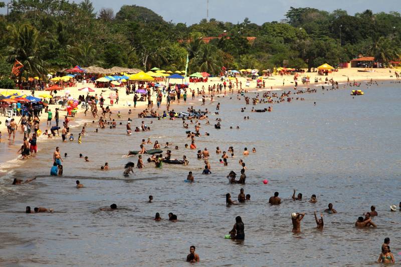 Com o início das férias escolares é hora de pegar a estrada para curtir as inúmeras opções de praias e balneários que o Pará dispõe. Neste sentido, prudência e cautela no trânsito são fundamentais para uma viagem com segurança. Entre os destinos mais procurados e próximos à capital paraense está o distrito de Mosqueiro (foto), distante 70 quilômetros do centro de Belém, com suas belíssimas praias de água doce que somam 17 quilômetros de extensão. A bucólica, como é carinhosamente conhecida, é uma das 86 localidades em todas as regiões do Estado, que receberão atenção especial durante a Operação Verão 2018, que contará com a participação de mais de 8 mil agentes de segurança pública. As ações tiveram início na sexta-feira (29) e seguem até o dia 31 de julho.
FOTO: CRISTINO MARTINS / AG. PARÁ
DATA: 01.07.2018
BELÉM - PARÁ <div class='credito_fotos'>Foto: Cristino Martins/Ag. Pará | <a href='/midias/2018/originais/9b84781c-b409-45c2-855e-9eff7aefe4f1.jpg' download><i class='fa-solid fa-download'></i> Download</a></div>