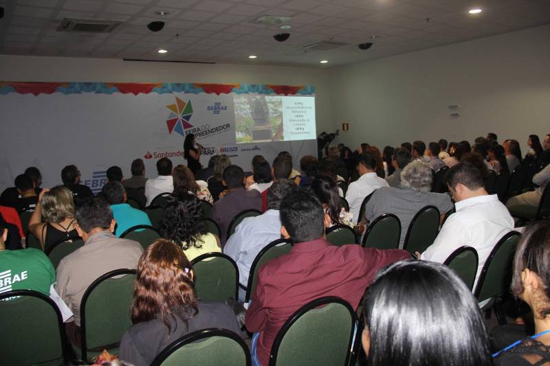 A Secretaria de Estado de Turismo (Setur) atua em várias frentes apoiando a obtenção do selo de Indicação Geográfica no Instituto Nacional da Propriedade Industrial (Inpi) de alguns produtos do estado, como por exemplo, a farinha de Bragança, o queijo do Marajó, o cacau de Tomé-Açu, dentre outros. A importância do selo foi tema de workshop realizado nesta sexta-feira, 18, durante a Feira do Empreendedor, no Hangar – Convenções e Feiras da Amazônia, que possibilitou a troca de experiência entre profissionais de outros estados com produtores paraenses. Para Mônica Cardoso, ex-secretária de Turismo de Tiradentes (MG), cidade que é considerada um case de sucesso no Brasil, “não há dúvida de que o festival de gastronomia foi fundamental para o despertar do turismo em Tiradentes”. Já o consultor da empresa Inovates (ES), Anselmo Buss, destacou a farinha de Bragança, no nordeste do Pará. “Uma IG (Indicação Geográfica) que estamos apoiando. Essa ferramenta bem trabalhada pode agregar valor, proteger o território e gerar desenvolvimento. A IG ocorre quando um território fica conhecido por um produto ou serviço. O Brasil reconhece ambos em lei. Uma IG não se cria, se reconhece”, explicou.
FOTO: ASCOM / SETUR
DATA: 19.05.2018
BELÉM - PARÁ <div class='credito_fotos'>Foto: ASCOM SETUR | <a href='/midias/2018/originais/9b84fb53-24c4-47a7-88bb-86fee903a103.jpg' download><i class='fa-solid fa-download'></i> Download</a></div>