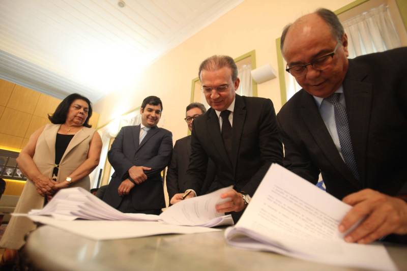 Um acordo de cooperação técnica para agilizar as ações de cobrança de títulos da dívida ativa, ajuizados ou não, foi celebrado nesta terça-feira, 26, entre o Tribunal de Justiça do Estado (TJPA), Governo do Pará, União, Prefeitura de Belém e o Instituto de Estudos de Protesto de Títulos do Brasil, seção Pará. O acordo foi firmado na sede do TJPA. O acordo de cooperação técnica foi firmado com base na Lei nº 9.492/1997, que estabelece o protesto como ato formal e solene, pelo qual se prova a inadimplência e o descumprimento de obrigação originada em títulos e outros documentos em dívida, e à inexistência de disposições legais que vedem à utilização do serviço de protesto de títulos pelas entidades da administração pública; e observa as decisões do Conselho Nacional de Justiça (CNJ), que estabelecem a validade do protesto dos títulos, denominados certidões da dívida ativa, bem como atende meta do CNJ, de desjudicialização de ações, estimulando o protesto de títulos executados ou não.
FOTO: MARCELO LELIS / AG. PARÁ
DATA: 26.06.2018
BELÉM - PARÁ <div class='credito_fotos'>Foto: Marcelo Lelis / Ag. Pará | <a href='/midias/2018/originais/9b8a860f-7385-4d8b-8847-095c0548c78d.jpg' download><i class='fa-solid fa-download'></i> Download</a></div>