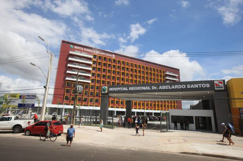 O governador Simão Jatene fez neste domingo (30), às 11 h, uma visita técnica (foto) às instalações do novo Hospital Abelardo Santos, no Distrito de Icoaraci, na Região Metropolitana de Belém. Como fez em Capanema (nordeste do Pará), no novo Hospital Regional dos Caetés, o governador convidou pessoas da comunidade para acompanhá-lo na visita. O objetivo foi mostrar à população que o hospital está pronto para ser inaugurado. "Alguns pequenos detalhes, obrigatórios para a entrada em funcionamento de qualquer hospital, ainda precisam ser feitos, como a assepsia dos ambientes e a calibragem dos equipamentos. Mas o ‘Abelardo’ está pronto, e já é o maior hospital da Região Metropolitana", disse o governador.

FOTO: CRISTINO MARTINS / AG. PARÁ
DATA: 30.12.2018
ICOARACI - PARÁ <div class='credito_fotos'>Foto: Cristino Martins/Ag. Pará   |   <a href='/midias/2018/originais/9b916155-bbdb-4ef9-b187-faaa71247a10.jpg' download><i class='fa-solid fa-download'></i> Download</a></div>