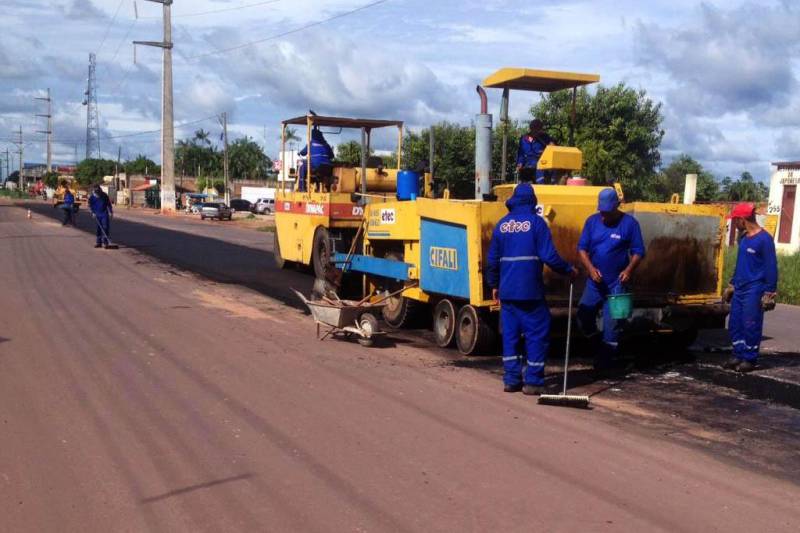 As primeiras ações do programa Asfalto na Cidade vão beneficiar, diretamente, 56 municípios em dez regiões de integração do estado. Destes, inicialmente, 13, já estão recebendo os serviços de recuperação, pavimentação asfáltica e drenagem superficial. Cada obra tem prazo previsto de 120 dias para conclusão. Nos demais municípios somente após o período de chuva os trabalhos serão iniciados. O programa é de responsabilidade da Secretaria de Desenvolvimento Urbano e Obras Públicas (Sedop), e visa melhorar a mobilidade urbana no estado e contribuir para o aumento da qualidade de vida da população. Já estão executando obras do Asfalto na Cidade os seguintes municípios: Santa Izabel do Pará, Castanhal, Maracanã, Breu Branco, Pau D’arco, Cametá, Santarém (foto), Bagre, Salvaterra, Quatipuru, Marabá, Medicilândia e Porto de Moz. No total, serão aproximadamente 250 quilômetros de vias pavimentadas, com investimentos do tesouro estadual equivalente a R$120.000.000,00.
FOTO: ASCOM / SEDOP
DATA: 25.03.2018
SANTARÉM - PARÁ <div class='credito_fotos'>Foto: Ascom Sedop | <a href='/midias/2018/originais/9b94eff9-848f-41ac-b392-7e640daa0587.jpg' download><i class='fa-solid fa-download'></i> Download</a></div>