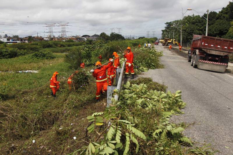 Um total de 50 presos custodiados na Colônia Penal Agrícola de Santa Izabel (CPASI) trabalham na limpeza e manutenção dos diversos canais que cortam a cidade de Belém. A ação faz parte do projeto “Puxirum”, desenvolvido pela Superintendência do Sistema Penitenciário do Estado (Susipe), em parceria com a Prefeitura de Belém, através da Secretaria Municipal de Saneamento (Sesan). Do início do ano de 2018 até agora, já foram retiradas mais de 40 toneladas de lixo e entulhos dos canais da cidade. Em 2017, os detentos ajudaram no trabalho de retirada de mais de 800 toneladas de lixo, em uma extensão que ultrapassa 33 Km, indo dos canais Água Cristal, Galo, Visconde, Antônio Baena, Travessa 3 de Maio, Jacaré, Una e São Joaquim. Os detentos trabalham de segunda a sexta-feira, durante seis horas por dia, fazendo serviços de roçagem, retirada de entulhos de bueiros e canais, além de limpeza do meio-fio. O trabalho é acompanhado por um fiscal da prefeitura e por dois agentes penitenciários. Todos são remunerados e recebem o benefício da remissão de pena, que consiste na redução de um dia da sentença a cada três trabalhados.
FOTO: AKIRA ONUMA / ASCOM SUSIPE
DATA: 08.05.2018
BELÉM - PARÁ <div class='credito_fotos'>Foto: Akira Onuma / Ascom Susipe | <a href='/midias/2018/originais/9b97e8e3-36e9-4e8a-bec2-3a728f916051.jpg' download><i class='fa-solid fa-download'></i> Download</a></div>