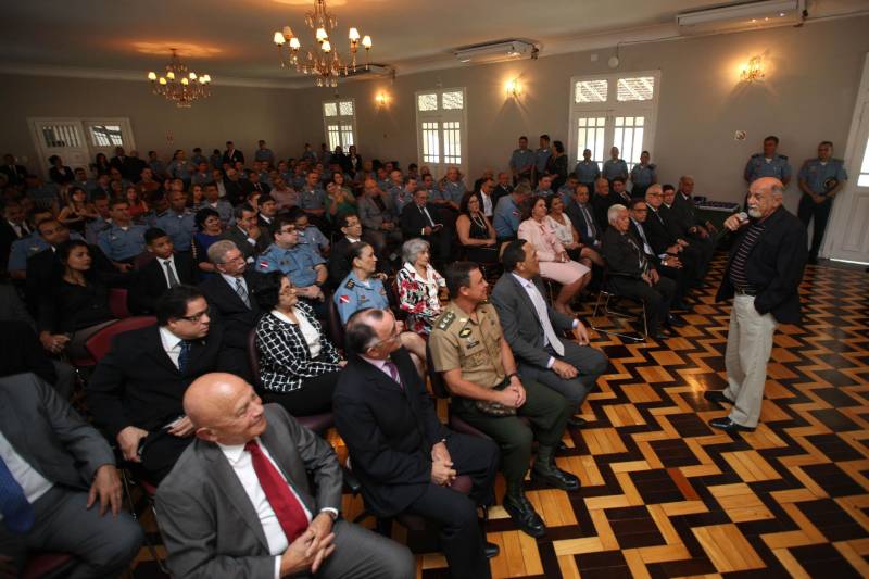 Setenta e duas personalidades civis e militares receberam, na manhã desta terça-feira, 20, no auditório do Palácio dos Despachos, em Belém, a Medalha do Mérito Governador Lauro Sodré, concedida por ocasião das comemorações pelos 101 anos de criação da Casa Militar da Governadoria do Estado, fundada em 12 de fevereiro de 1917. A honraria é destinada a personalidades que prestaram serviços relevantes ao Pará e suas instituições, especialmente à Governadoria do Estado. A solenidade foi aberta pelo governador Simão Jatene (foto), que fez questão de parabenizar a todos os servidores da Casa Militar da Governadoria e aos agraciados com a Medalha Lauro Sodré.
FOTO: ANTONIO SILVA / AG. PARÁ
DATA: 20.02.2018
BELÉM - PARÁ <div class='credito_fotos'>Foto: Antônio Silva/Ag. Pará | <a href='/midias/2018/originais/9b990634-31a9-4ad7-bc64-38e761243a63.jpg' download><i class='fa-solid fa-download'></i> Download</a></div>