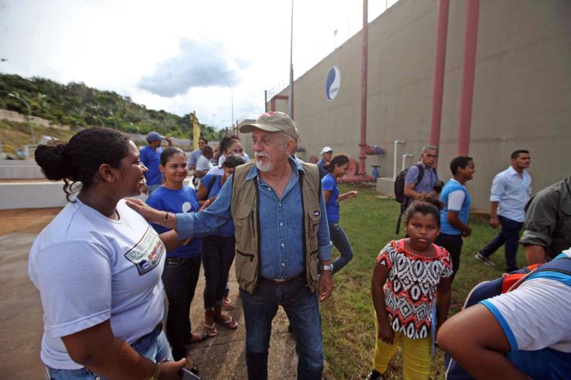 Nesta sexta-feira (06), um dia após completar 105 anos de emancipação, Marabá, município de forte vocação mineral e agrícola que o faz principal centro socioeconômico do sudeste paraense, recebeu importantes obras e serviços do Governo do Estado. Em destaque, investimentos na área da saúde, educação, saneamento básico e segurança. As cerimônias contaram com a presença do governador Simão Jatene, parlamentares, prefeitos da região, entre outras autoridades. A agenda de governo teve início com a entrega da Estação de Tratamento de Esgoto Sanitário (FOTO), um moderno sistema de saneamento básico com capacidade para atender de 86 mil habitantes. A primeira etapa da ETE representa um investimento de mais de R$ 117 milhões, parte com recursos do Programa de Aceleração do Crescimento (PAC), através de empréstimo junto ao FGTS no valor de R$ 78,20 milhões, e mais R$ 38,97 milhões do Tesouro do Estado.
FOTO: SIDNEY OLIVEIRA / AG. PARÁ
DATA: 06.04.2018
MARABÁ - PARÁ <div class='credito_fotos'>Foto: Agência Pará | <a href='/midias/2018/originais/9bb8a61a-1f2b-4a53-8429-3f37b1f8d113.jpg' download><i class='fa-solid fa-download'></i> Download</a></div>