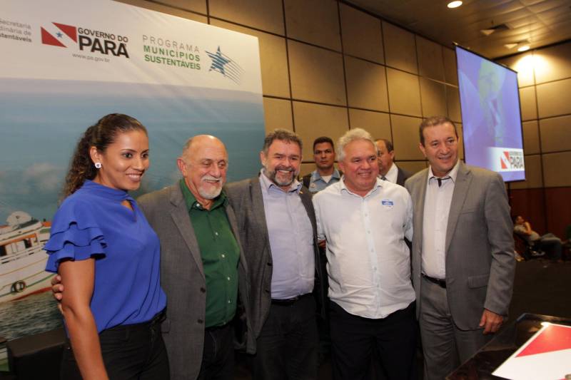 O primeiro dia do Fórum Permanente de Prefeitas e Prefeitos dos Municípios Sustentáveis contou com a participação de 85 prefeitos , 17 vices e 21 secretários municipais dos 141 municípios manifestaram interesse em adotar as diretrizes do programa. Para o governador Simão Jatene, esta grande participação simboliza a união de agentes públicos que colocaram os interesses coletivos acima dos interesses individuais para construir um estado melhor para todos. Com o tema “Gestão Compartilhada”, o evento traz as experiências e os desdobramentos das agendas governamentais que foram planejadas em parceria com as gestões municipais. Através da Secretaria Extraordinária de Municípios Sustentáveis (Semsu) Governo do Pará, por meio da Semsu, investe na capacitação dos municípios para a promoção de uma gestão fiscal eficiente. Para Izabela Jatene, este primeiro dia serviu para sinalizar o quanto os gestores estão preocupados com o equilíbrio da questão fiscal dos municípios e em desenvolver uma governança compartilhada para desenvolver seus municípios.
FOTO: CRISTINO MARTINS / AG. PARÁ
DATA: 07.02.2018
BELÉM - PARÁ <div class='credito_fotos'>Foto: Cristino Martins/Ag. Pará | <a href='/midias/2018/originais/9bb8f38c-ff46-431e-bd11-2808583132c5.jpg' download><i class='fa-solid fa-download'></i> Download</a></div>