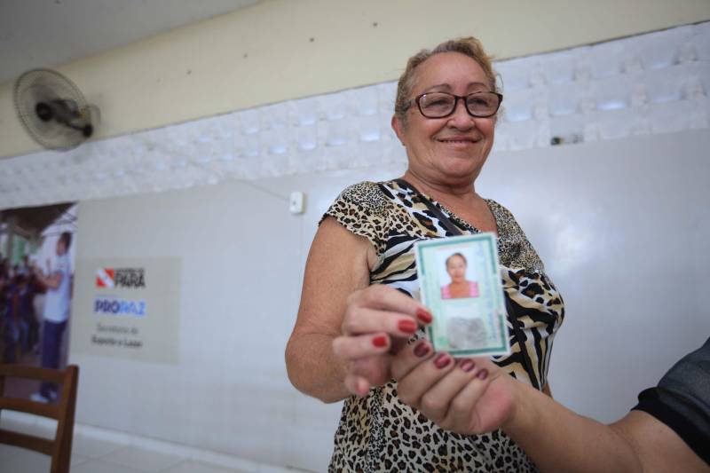 Nesta sexta-feira, uma programação (foto) alegre e diferenciada marcou as comemorações pelos 14 anos do Pro Paz no Pará, iniciativa que surgiu em 2004 como um programa do Governo do Estado, convertida mais tarde em política pública por força de decreto, até se consolidar, em 2015, na Fundação Pro Paz, que tem a missão de racionalizar e ordenar recursos e ações para transformar a vida de milhares de paraenses em situação de vulnerabilidade social. A existência do Pro Paz fez do Pará vanguarda na Federação, por ser o único estado que possui, há mais de dez anos, um protocolo padrão para atendimento a crianças e adolescentes vítimas de violência que é modelo para o Brasil, referendado pela ONG Childhood Brasil e reconhecido pela ONU. O modelo referência do trabalho do Pro Paz foi que levou o Pará a ganhar da Organização das Nações Unidas (ONU), em 2015, o reconhecimento por manter uma das onze melhores práticas das Américas para a integração de sistemas de segurança pública com políticas sociais.
FOTO: MÁCIO FERREIRA / AG. PARÁ
DATA: 29.06.2018
BELÉM - PARÁ <div class='credito_fotos'>Foto: MÁCIO FERREIRA/ AG. PARÁ | <a href='/midias/2018/originais/9bbc507e-12d1-48fa-ae9c-05a5e92c7739.jpg' download><i class='fa-solid fa-download'></i> Download</a></div>