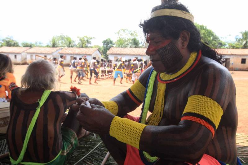 Está quase tudo pronto para a 6ª Semana dos Povos Indígenas, que começa neste domingo (15), em São Félix do Xingu, no sudeste do Pará. Antes de sair das aldeias em direção a São Félix – o terceiro maior município paraense em extensão territorial, atrás apenas de Altamira e Oriximiná –, as tribos fazem festa, numa espécie de preparação para os dias vindouros longe de casa. Na aldeia Krôkamôr, às margens do Rio Xingu e longe cerca de oito horas de barco da sede municipal, homens, mulheres e crianças Kayapó se unem na dança Kwyrykangô.
FOTO: RODOLFO OLIVEIRA / AG. PARÁ
DATA: 15.04.2018
SÃO FÉLIX DO XINGU - PARÁ <div class='credito_fotos'>Foto: Rodolfo Oliveira/Ag. Pará | <a href='/midias/2018/originais/9bbe048f-b00e-4c43-a923-6223266fbe98.jpg' download><i class='fa-solid fa-download'></i> Download</a></div>