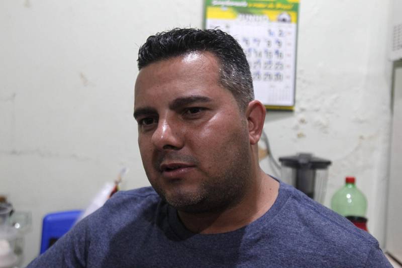 Leonardo Precioso tem 34 anos (foto). Ele foi preso em 2008, após se envolver em um sequestro em São Paulo. Passou sete anos e 13 dias preso. Hoje é coordenador do projeto Recomeçar, do Instituto Gerando Falcões, ONG que reencaminha ex-presidiários para o mercado de trabalho.
FOTO: AKIRA ONUMA / ASCOM SUSIPE
DATA: 14.06.2018
ANANINDEUA - PARÁ <div class='credito_fotos'>Foto: Akira Onuma / Ascom Susipe | <a href='/midias/2018/originais/9bc0365a-5b88-4019-8aaf-fce73a09a00d.jpg' download><i class='fa-solid fa-download'></i> Download</a></div>