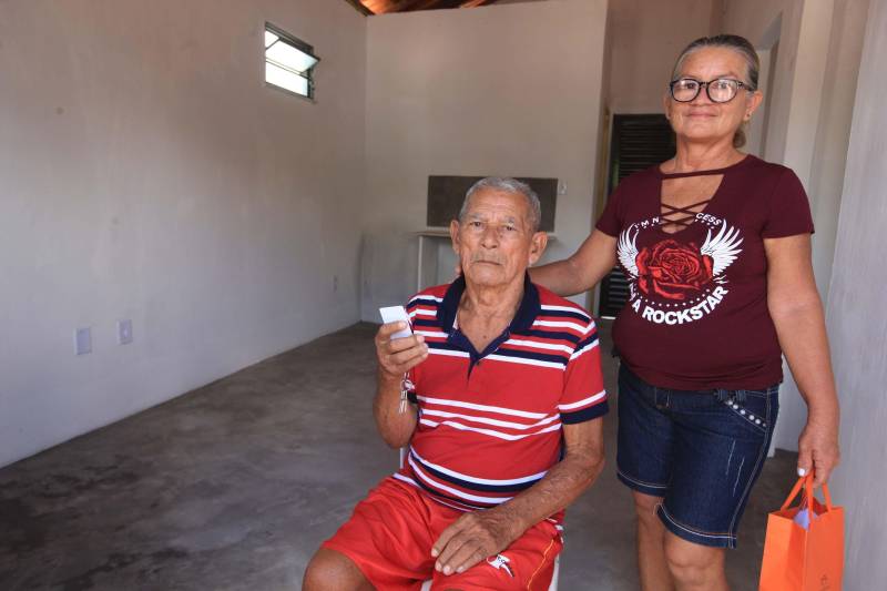 A Cohab entregou hoje(07) mais 30 unidades habitacionais do Projeto Taboquinha, em Icoaraci, que contempla a construção de moradias e infraestrutura urbana, incluindo a recuperação ambiental em torno do Igarapé Tabocão, propiciando a retomada das atividades dos pescadores da área. O projeto prevê ainda a entrega de mais 20 unidades habitacionais, o que deverá ocorrer em 2019. Seu Luís França (camisa listrada), de 85 anos, foi um dos primeiros a chegar para a entrega das unidades habitacionais do Taboquinha. Ele ficou emocionado ao receber as chaves de sua nova casa. "Hoje é um dia de alegria pra mim, agradeço a todos que trabalharam nesse projeto, pra dar essa casa para nós", disse o idoso que irá morar com a filha no novo endereço.

FOTO: SIDNEY OLIVEIRA / AG. PARÁ
DATA: 07.12.2018
ICOARACI - PARÁ <div class='credito_fotos'>Foto: Sidney Oliveira/Ag. Pará   |   <a href='/midias/2018/originais/9bc2b6f1-1b28-4f0f-99dd-7a715af62be6.jpg' download><i class='fa-solid fa-download'></i> Download</a></div>