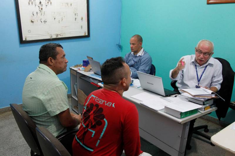 Mais de 170 presos custodiados no Centro de Recuperação Regional de Mocajuba (CRRMOC), localizado na região do Baixo Tocantins, começaram a receber, nesta quarta-feira (28), atendimento técnico-jurídico na unidade prisional. A ação é uma iniciativa da Diretoria de Execução Criminal (DEC), da Superintendência do Sistema Penitenciário do Estado (Susipe), e começou na terça-feira, 27, e irá até esta quinta-feira (01.03). O objetivo é atender a demanda de processos dos internos e fazer a atualização do Levantamento Nacional de Informações Penitenciárias (Infopen).
FOTO: AKIRA ONUMA / ASCOM SUSIPE
DATA: 28.02.2018
BELÉM - PARÁ
<div class='credito_fotos'>Foto: Akira Onuma / Ascom Susipe | <a href='/midias/2018/originais/9bc5fa94-a11a-45fb-98c8-777d032a3658.jpg' download><i class='fa-solid fa-download'></i> Download</a></div>
