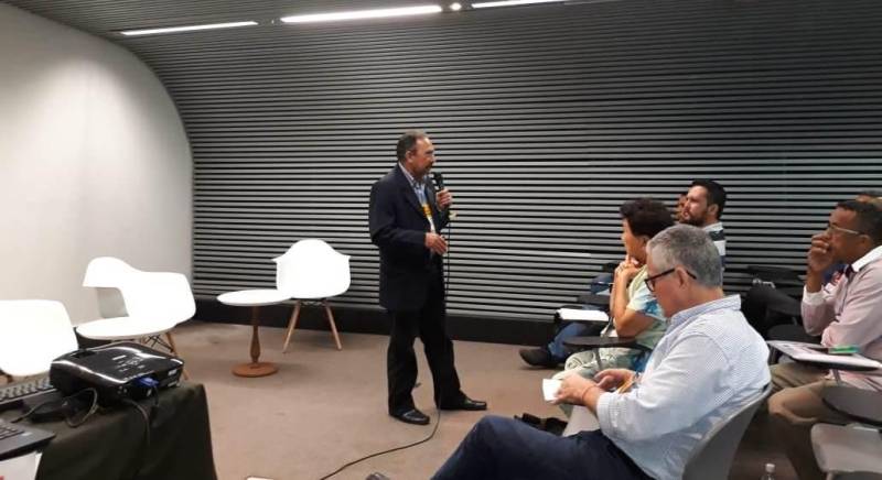 Com presença do chefe do Núcleo de Comunicação e Metodologia (NMC), Raimundo Ribeiro (ao microfone), a Empresa de Assistência Técnica e Extensão Rural do Estado do Pará (Emater-Pará), participou, nesta quinta, (17), do talk-show sobre “Produção orgânica no Pará: atualidades e perspectiva para o futuro”, na sala multiuso 7, do Hangar Convenções e Feiras da Amazônia, em Belém, na Feira do Empreendedor, onde foram apresentados ao público os avanços e gargalos no processo produtivo orgânico, além dos desafios enfrentados para a certificação de produtos orgânicos no estado. Ribeiro considerou “interessante” o evento, pois, “deu oportunidade a um público empreendedor e interessado, de ampliar sua visão acerca da atuação de Assistência Técnica e Extensão Rural (Ater), que envolve um amplo conjunto de políticas públicas, com muitas interfaces no setor produtivo”. Na oportunidade, ele ressaltou o papel da Empresa, que é fundamentado nos princípios e bases da produção agroecológica.
FOTO: ASCOM / EMATER
DATA: 18.05.2018
BELÉM - PARÁ <div class='credito_fotos'>Foto: ASCOM EMATER | <a href='/midias/2018/originais/9bc6d389-b35f-4b28-855a-aeaa32a0fbcb.jpg' download><i class='fa-solid fa-download'></i> Download</a></div>