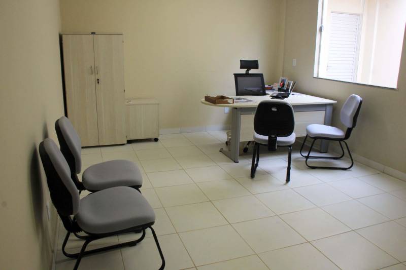 O município de Sapucaia recebeu nesta quarta-feira, 5, uma Unidade Integrada Pro Paz (UIPP). Um investimento do Governo do Estado de R$ 1.134.131,00. Segundo o Secretário de Estado de Segurança Pública, Luiz Fernandes, afirma que já mais de 80 novas UIPP’s no Pará, com as reformadas e reestruturadas esse número chega a 120 unidades. O titular da SEGUP destaca que o mais importante não é a estrutura física, mas o conceito empregado. De Sapucaia, a comitiva foi para Redenção(foto) onde inaugurou o 7º Batalhão de Polícia Militar, uma obra orçada em R$ 2.808.000,00. Atualmente o BPM conta com 145 policiais, 6 viaturas incluindo a Patrulha Rural e 12 motocicletas. O Comandante do Batalhão, o Major José Ricardo Chaves, informou que a maior ocorrência no município são roubos de motos, mas pontuou que a maior parte dos veículos é encontrada pela PM na cidade e cidades vizinhas.

FOTO: RODOLFO OLIVEIRA / AG PARÁ
DATA: 05.12.2018
REDENÇÃO - PARÁ <div class='credito_fotos'>Foto: Rodolfo Oliveira/Ag. Pará   |   <a href='/midias/2018/originais/9bc8fc51-8119-41eb-973c-ea15d8eba67c.jpg' download><i class='fa-solid fa-download'></i> Download</a></div>