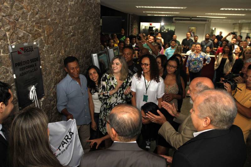 Restaurante self service, rampa de acesso, nova fachada, câmeras de vigilância e elevadores elétricos. O prédio-sede da Secretaria Estadual de Meio Ambiente e Sustentabilidade (Semas), em Belém, continua no mesmo lugar, mas parece novo. Após um processo de reforma, o prédio foi entregue aos servidores nesta sexta-feira, 16, pelo governador Simão Jatene.
FOTO: CRISTINO MARTINS / AG. PARÁ
DATA: 16.03.2018
BELÉM - PARÁ <div class='credito_fotos'>Foto: Cristino Martins/Ag. Pará | <a href='/midias/2018/originais/9bc913ea-084d-4b89-a012-2b4671636380.jpg' download><i class='fa-solid fa-download'></i> Download</a></div>